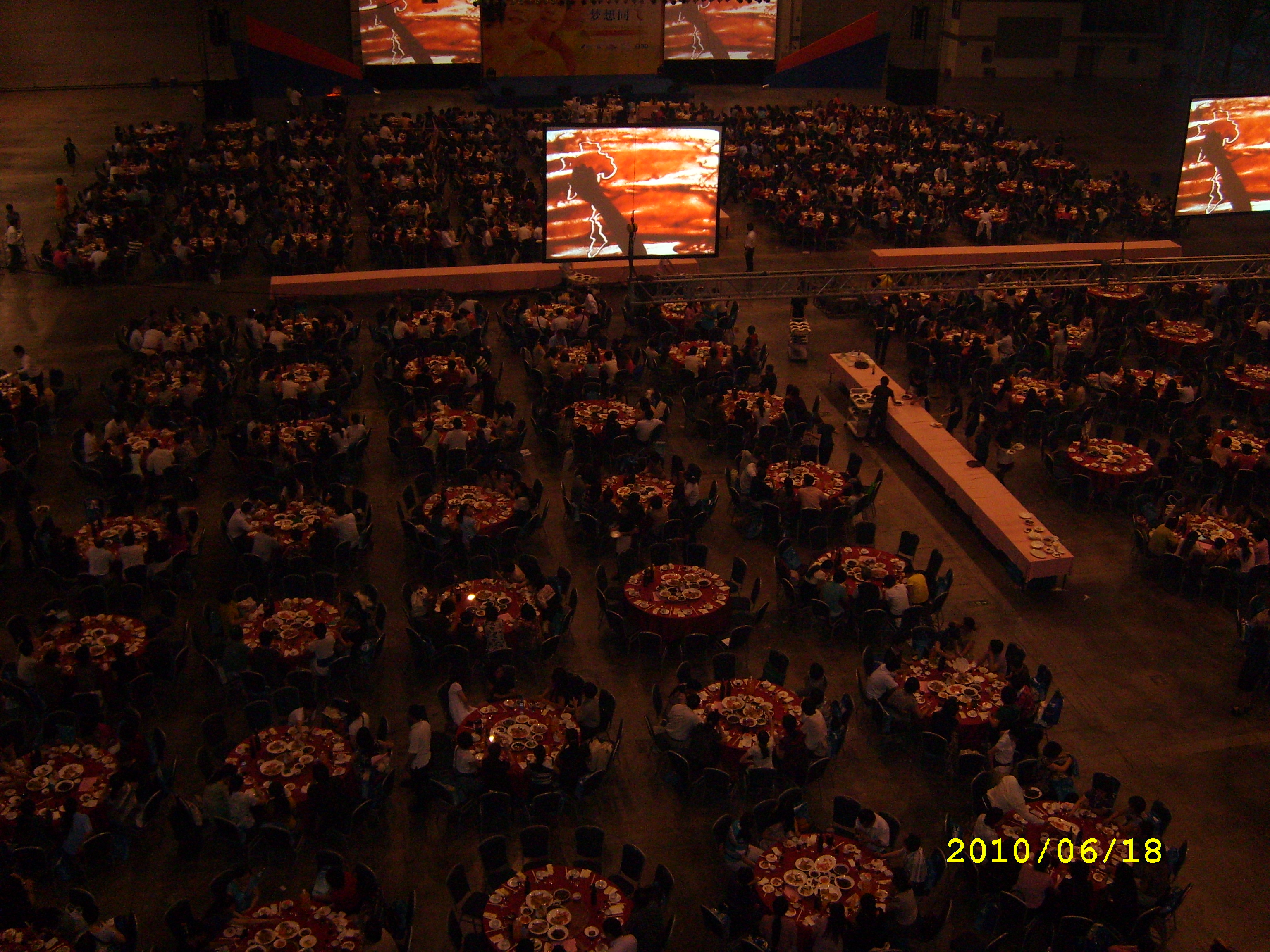 盛大的晚宴正在进行中。我了能拍到这激动人心的一刻，没能看到精彩的沙画表演。