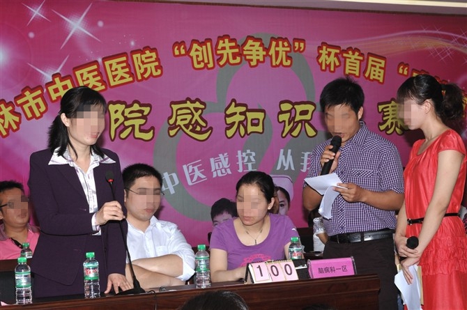 参赛选手在角逐中答题