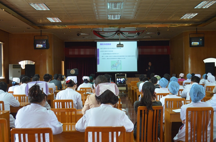 医务人员认真听课